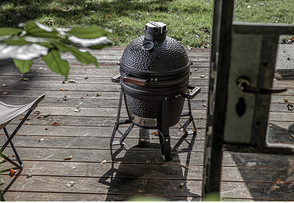 barbecue kamado The Bastard Compact Classic sur terrasse