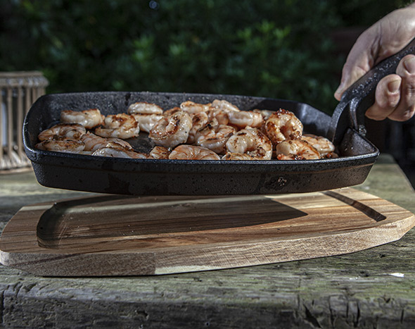 cuisson de crevettes dans le plat barbecue en fonte medium compact The Bastard