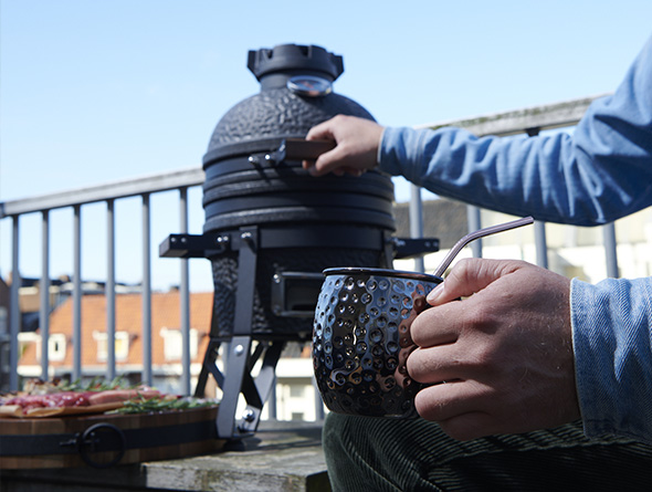 barbecue kamado The Bastard Small Urban sur un balcon