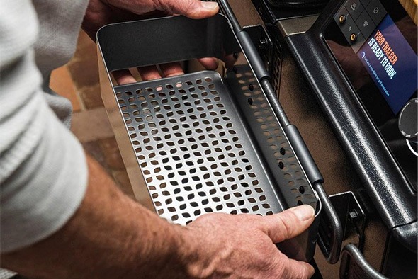 Installation du bac de rangement Pop-And-Lock sur le barbecue Traeger Timberline