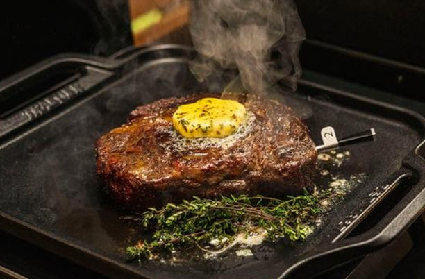 cuisson d'un steak sur la plaque de saisie en fonte émaillée Trager Induction