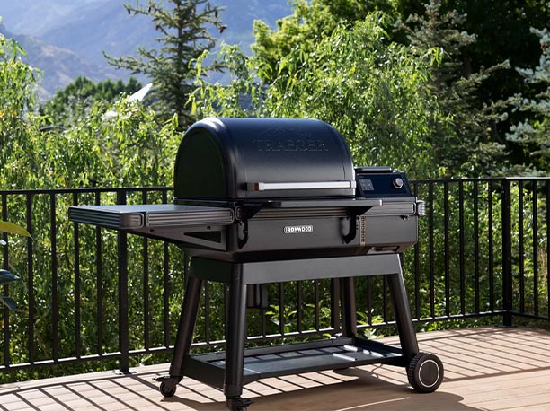 Barbecue pellets Ironwood Traeger sur terrasse