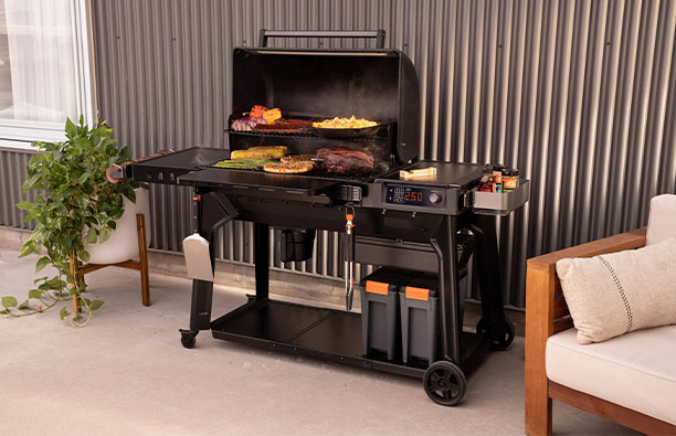 Barbecue à pellets Traeger Woodridge PRO sur une terrasse