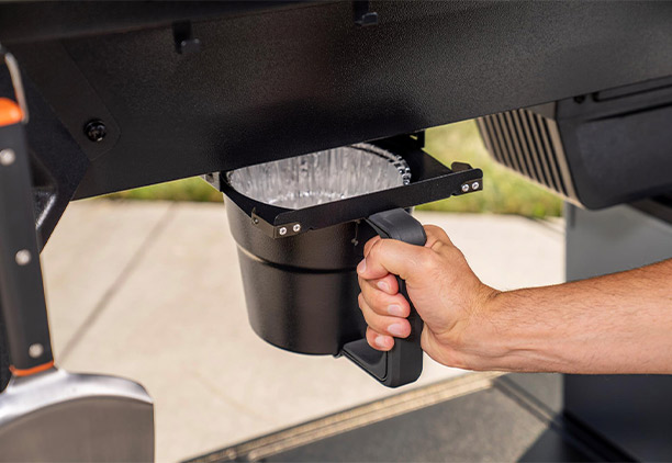 Vidage du seau du barbecue pellets Traeger Woodridge PRO