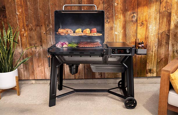 Barbecue à pellets Traeger Woodridge sur une terrasse