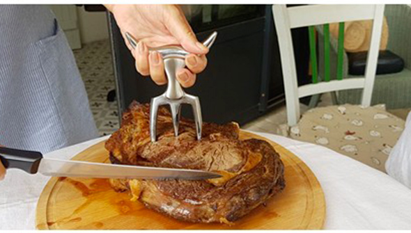 Utilisation de la fourchette Tridens pour découper une viande