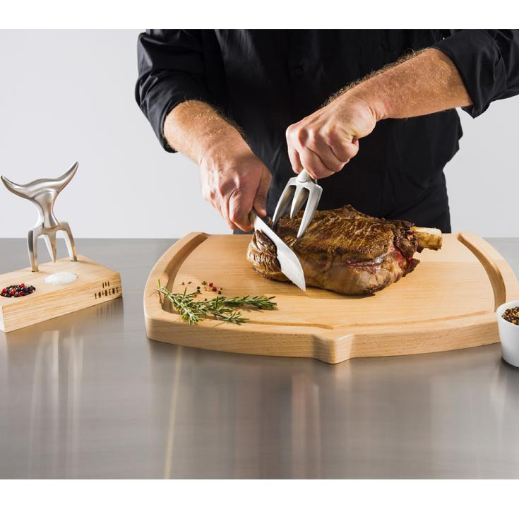 Découpe d'une pièce de viande avec la fourchette Tridens en inox