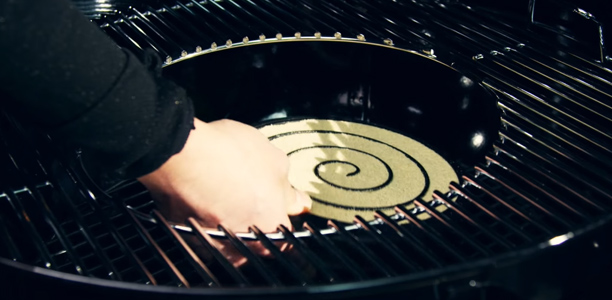 Installation du générateur de fumée froide Weber dans un barbecue