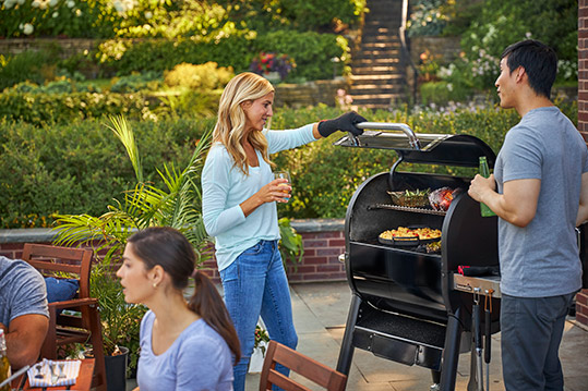 barbecue Smokefire Weber en terrasse