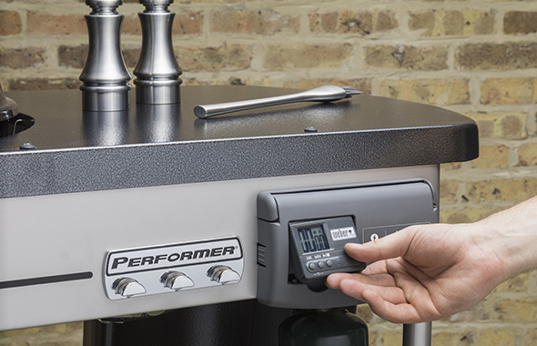 Minuteur de cuisson et 3 crochets sur tablette du Performer Premium Weber