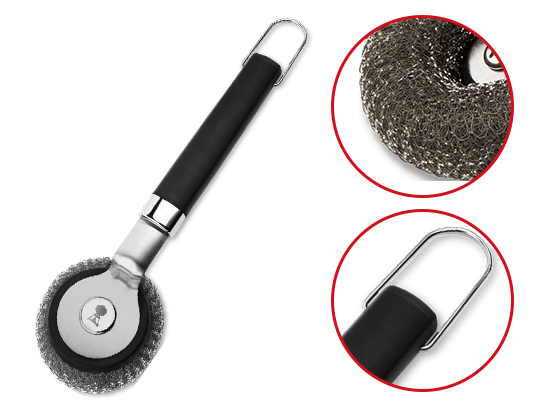 Zoom sur la brosse en T Weber pour nettoyer un barbecue