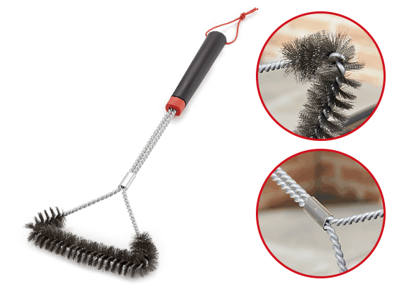 Zoom sur la brosse en T Weber pour nettoyer un barbecue