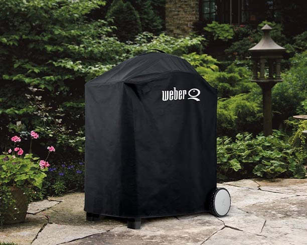 Housse de protection premium Weber installée sur le barbecue gaz Q300 / Q3000 sur chariot