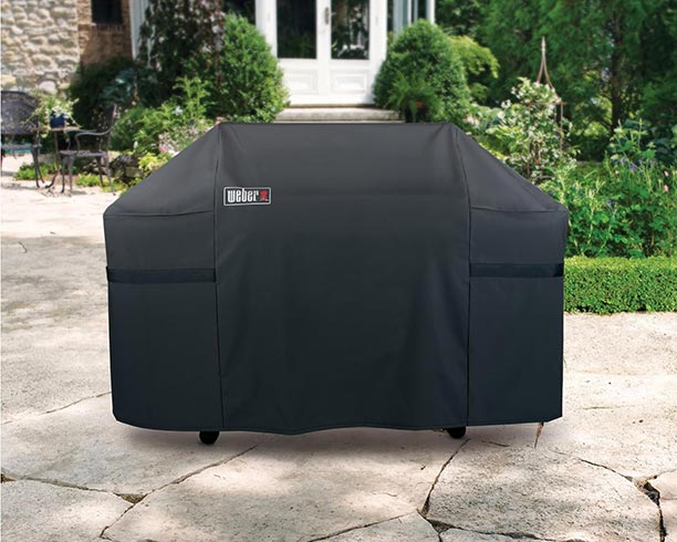 Housse de protection premium Weber installée sur le barbecue gaz Summit 600