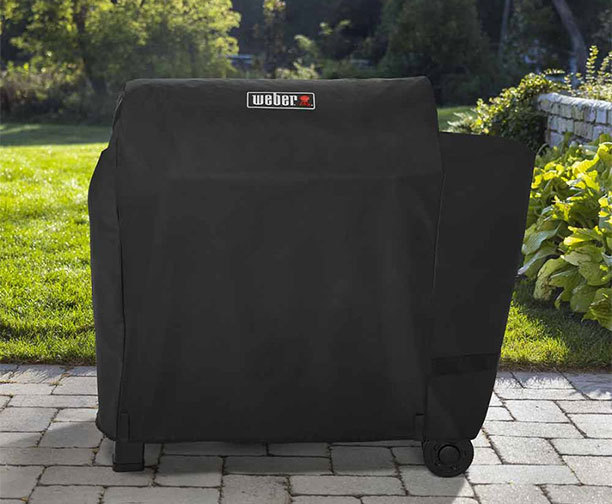 Housse premium Weber Smoque 500 XL installé sur le barbecue pellets