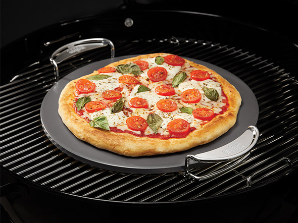 Cuisson d'une pizza sur pierre en cordiérite vitrifiée Weber Crafted GBS 36 cm