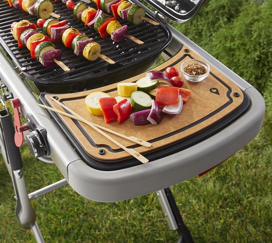 Plan de Travail posé sur la tablette latérale du barbecue Traveler Weber