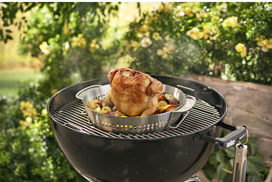 Cuisson d'un poulet dans un barbecue charbon weber