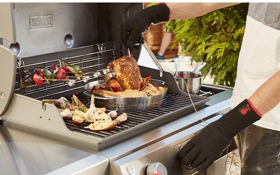 Cuisson d'un poulet rôti dans un barbecue gaz weber avec suivi de température grâce à une sonde à viande