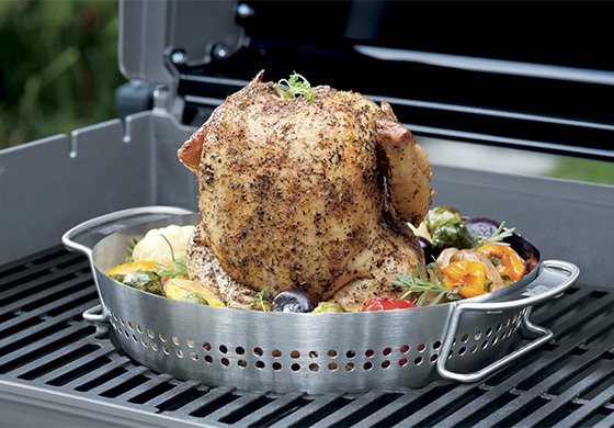 Cuisson d'un poulet et de son accompagnement simultanément dans un barbecue