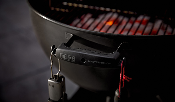 Zoom sur les crochets porte ustensiles du barbecue Master-Touch Stealth Weber