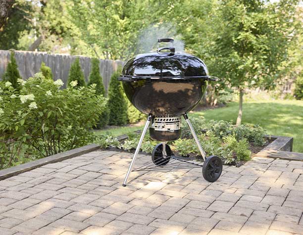 Barbecue charbon Master-Touch 67 cm Weber en extérieur
