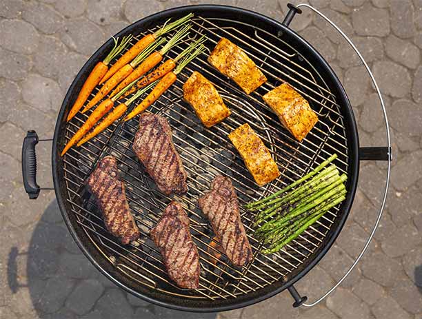 Cuisson d'aliments sur la grille GBS en inox du Master-Touch 67 cm Weber