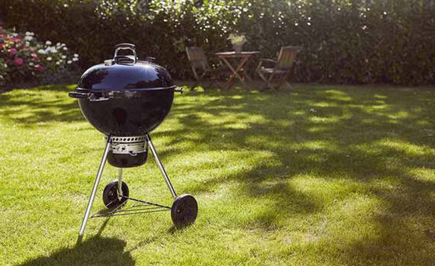 Barbecue charbon Master-Touch GBS E-5750 noir Weber dans un jardin
