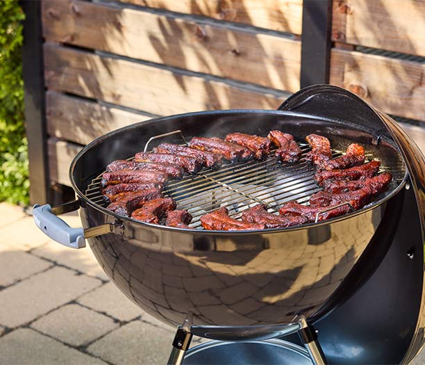 Cuisson d'aliments sur le barbecue charbon Original Kettle 57 cm noir Weber