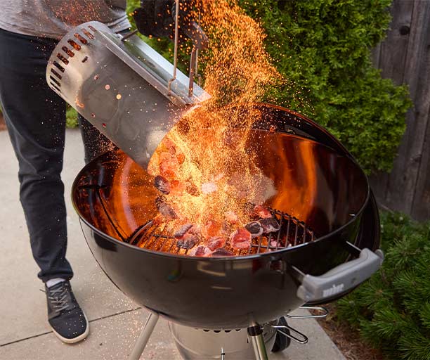 Démarrage du barbecue charbon Original Kettle Premium 57 cm Weber avec une cheminée d'allumage