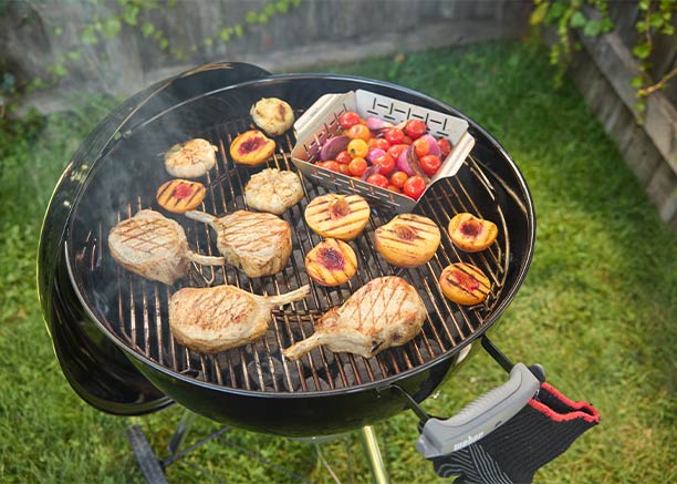 Cuisson d'aliments sur le barbecue charbon Original Kettle Premium 57 cm Weber