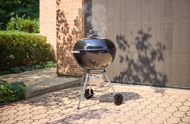 Barbecue charbon Original Kettle Premium 57 cm Weber sur une terrasse