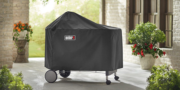 Barbecue Performer Weber sous une housse de protection