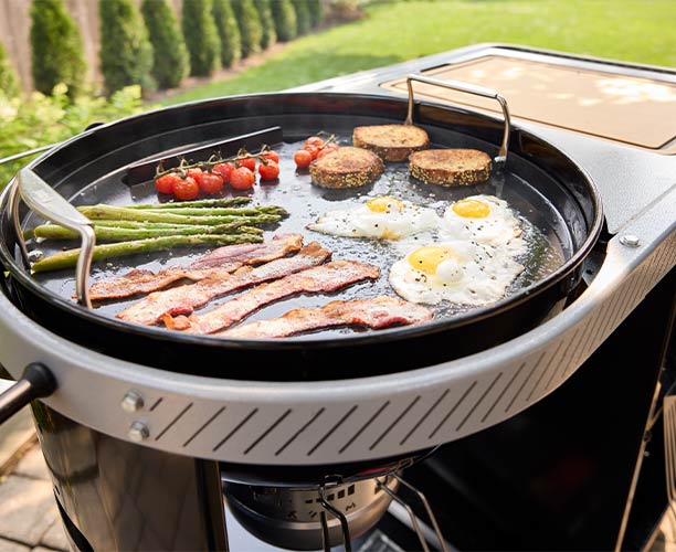 Zoom sur la surface de cuisson du charbon Performer Premium GBS 57 cm 2026 Weber