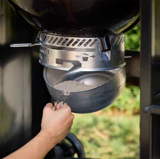 Nettoyage du barbecue charbon Performer Premium Weber 2026 avec le système One Touch