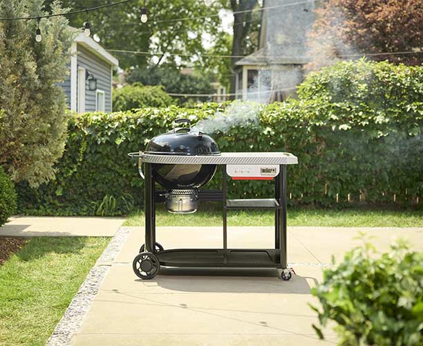 Barbecue charbon Performer Premium Weber 2026 sur une terrasse