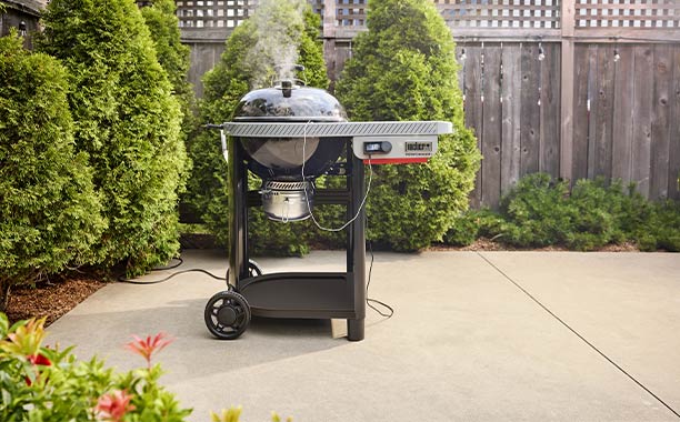 Barbecue charbon Performer Smart 57 cm GBS Weber sur une terrasse
