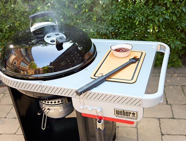 Zoom sur le chariot du barbecue charbon Performer Weber
