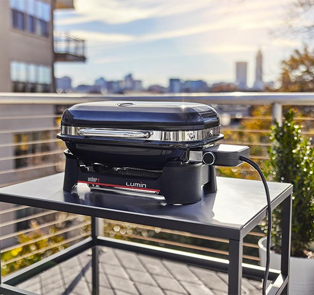 Barbecue électrique Weber Lumin Compact sur un balcon