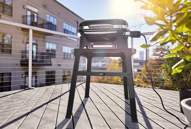 Barbecue électrique Weber Lumin Compact Stand noir sur balcon