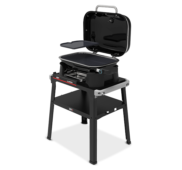 Barbecue électrique Weber Lumin sur stand avec plancha de profil