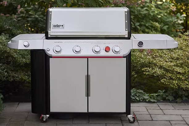 Barbecue au gaz Genesis SP-435 Weber en extérieur