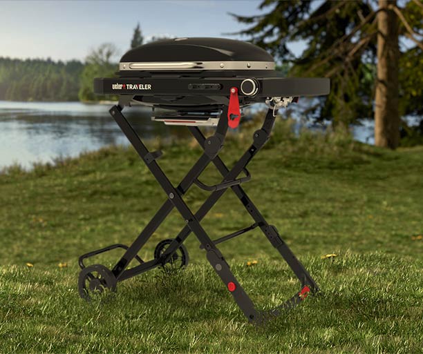 Barbecue gaz Traveler Compact Weber dans un jardin