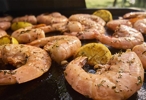 Cuisson de crevettes sur le barbecue Genesis E-315W + plancha  Weber