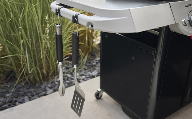Zoom sur les tablettes du barbecue gaz Weber Genesis E-315W