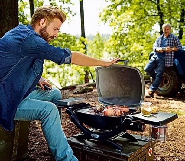 Cuisson en pleine nature sur le barbecue gaz Q1200 Weber