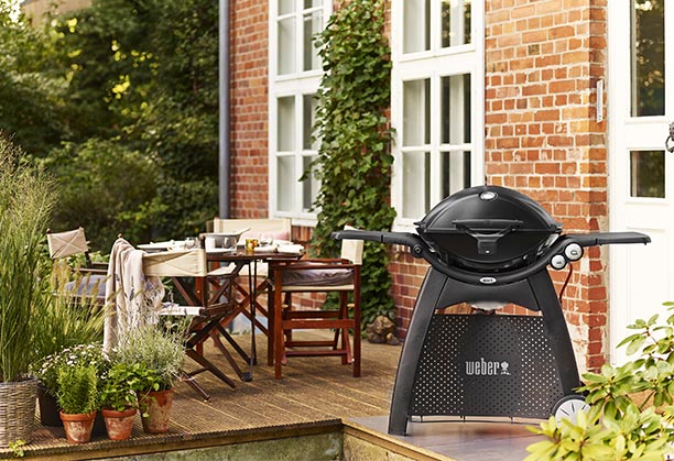 Installation du barbecue gaz Weber Q3200 dans un jardin