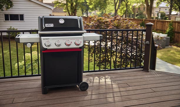 Barbecue gaz Spirit E-435 Weber sur une terrasse