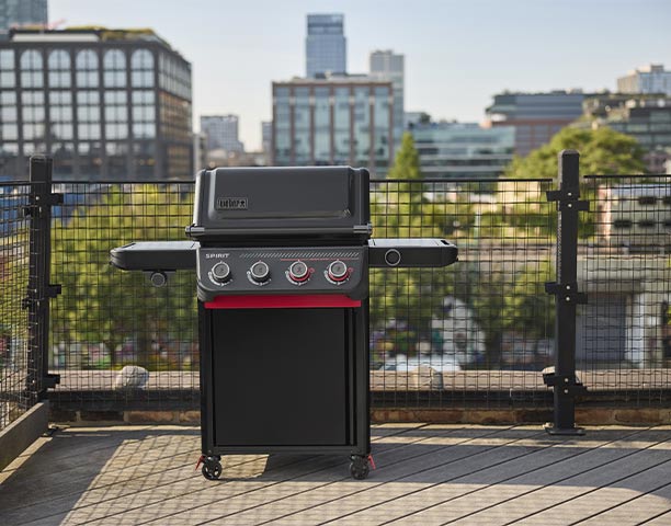 Barbecue gaz Spirit EPX-435R Stealth Weber sur un balcon