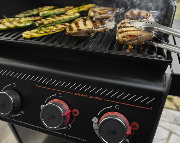 Zoom sur la surface de cuisson et les brûleurs du barbecue gaz Spirit EPX-435R Stealth Weber